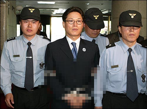 23일 오후 1시 30분경 헌법재판소에 도착한 여택수 전 청와대 행정관이 대기실로 향하고 있다. 